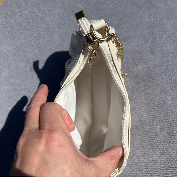 Elegant off white/Cream Shoulder Bag with beautiful gold accents - Picture 2 of 7
